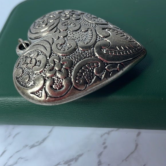 Large, lightweight heart shaped decorative embossed metal pendant for necklace - Picture 10 of 10